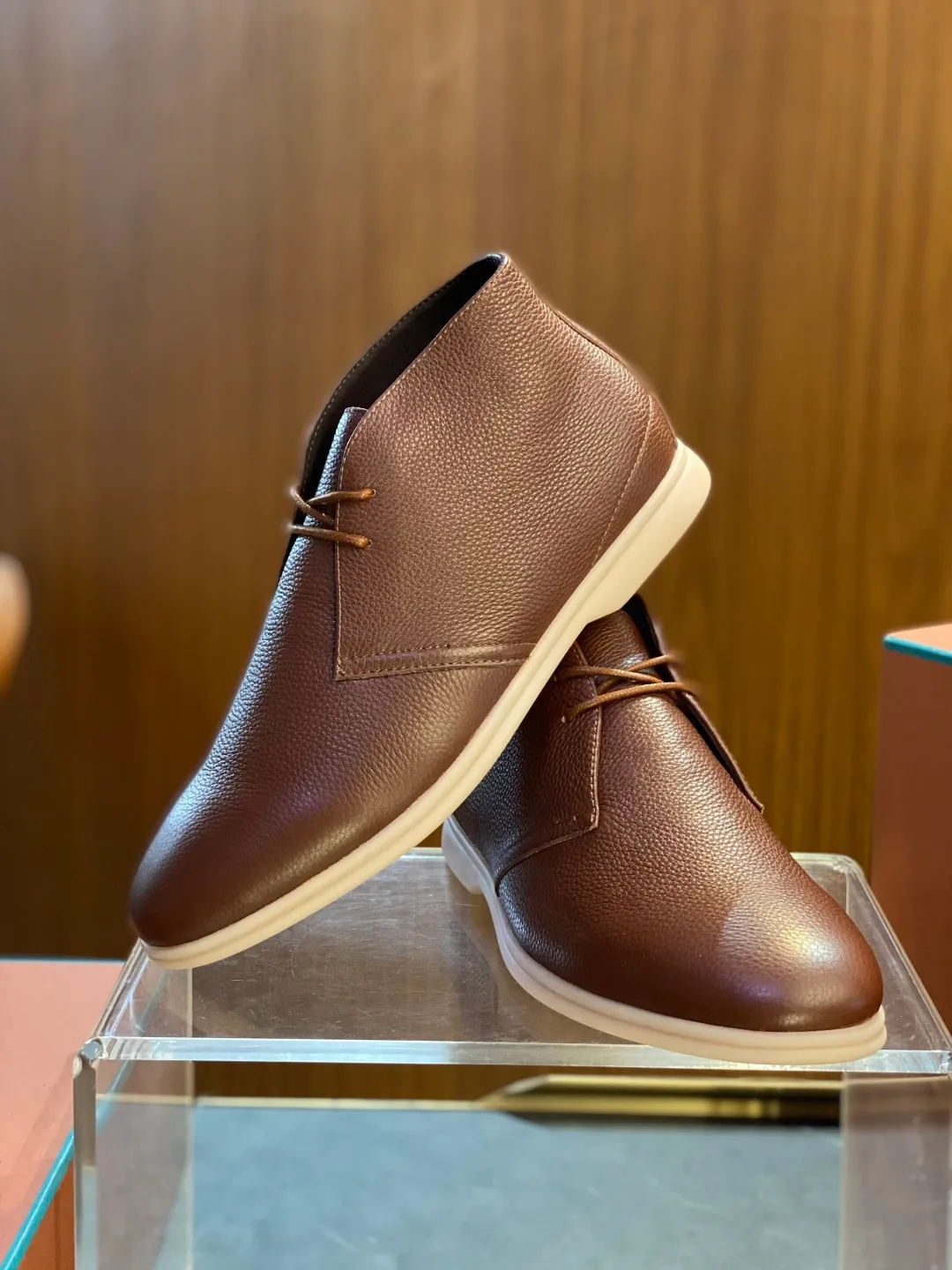 💰780 Loro Piana men's boots for autumn and winter ♞size; 39~46 The flexibility of first-layer cowhide returns to nature and feels the freedom and elegance in the city. A return to the original equestrian elegance aesthetics, Loro Piana is once again inspired by equestrianism this season, perfectly integrating freedom, elegance and functionality.